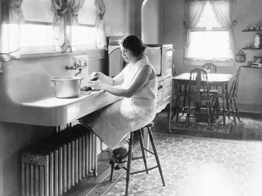 1920s housewife working at kitchen sink