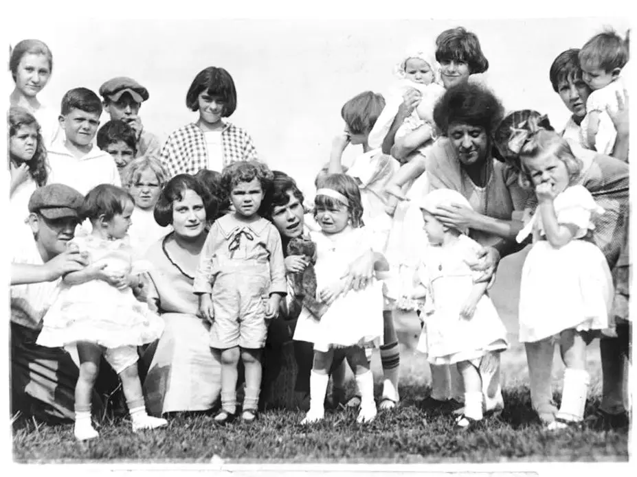 1920s mothers and children
