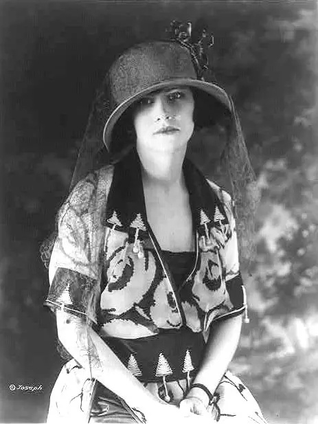 1920s woman wearing 1920s fashion