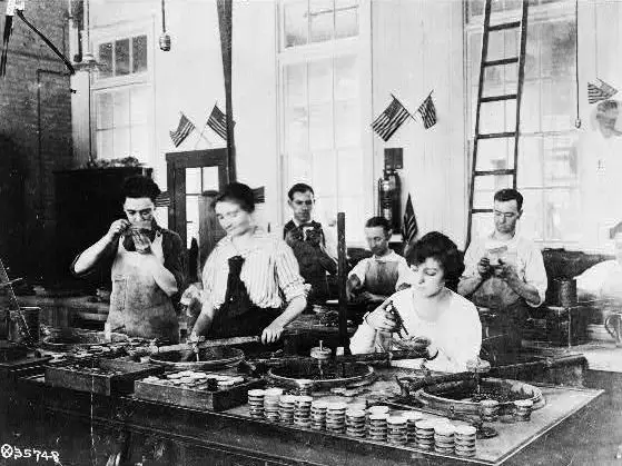 1920s women working in optical factory