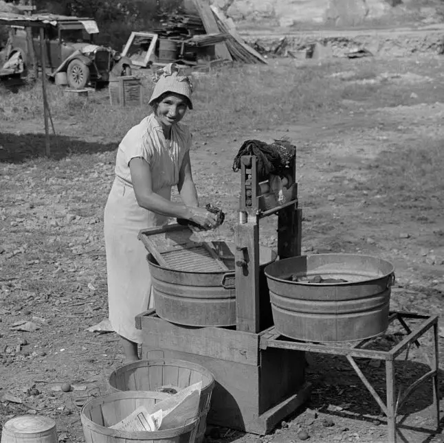 1930s housewife doing laundry