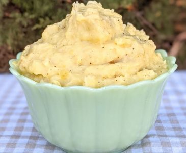instant pot mashed potatoes in green bowl