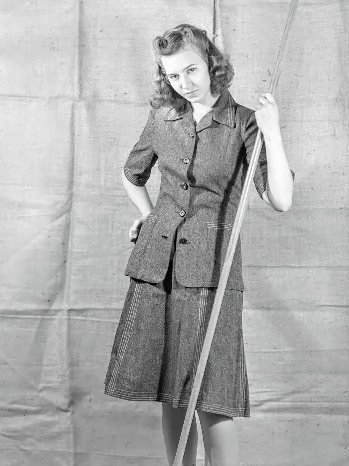 1940s housewife in dress